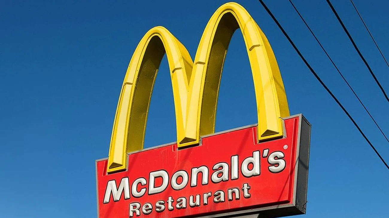 Demandan a McDonald's en EUA por becar a estudiantes hispanos