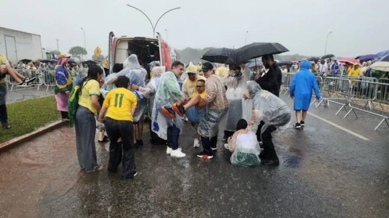 Rayo cae en mitin pro Bolsonaro y deja 72 heridos en Brasilia