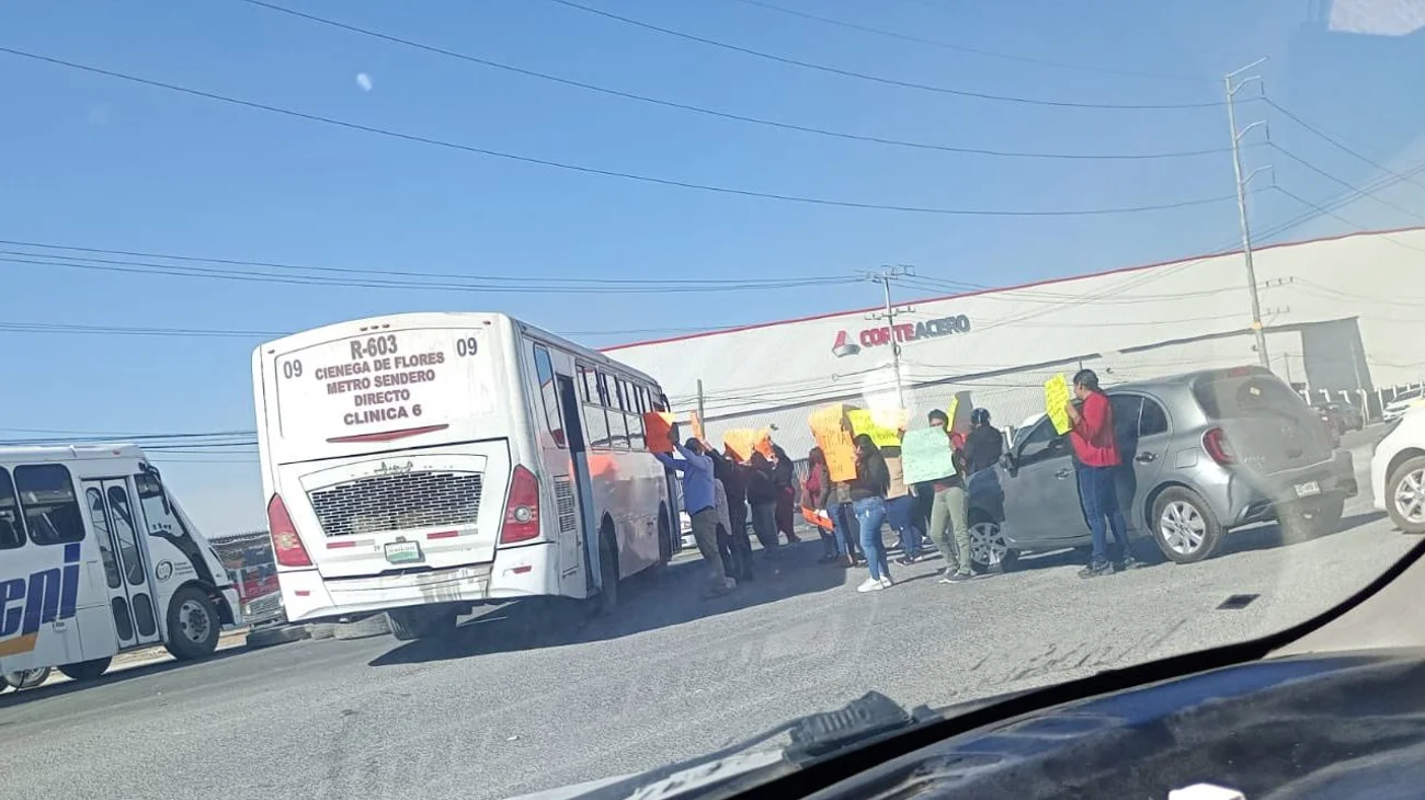 Vecinos bloquean carretera a Laredo en Ciénega de Flores
