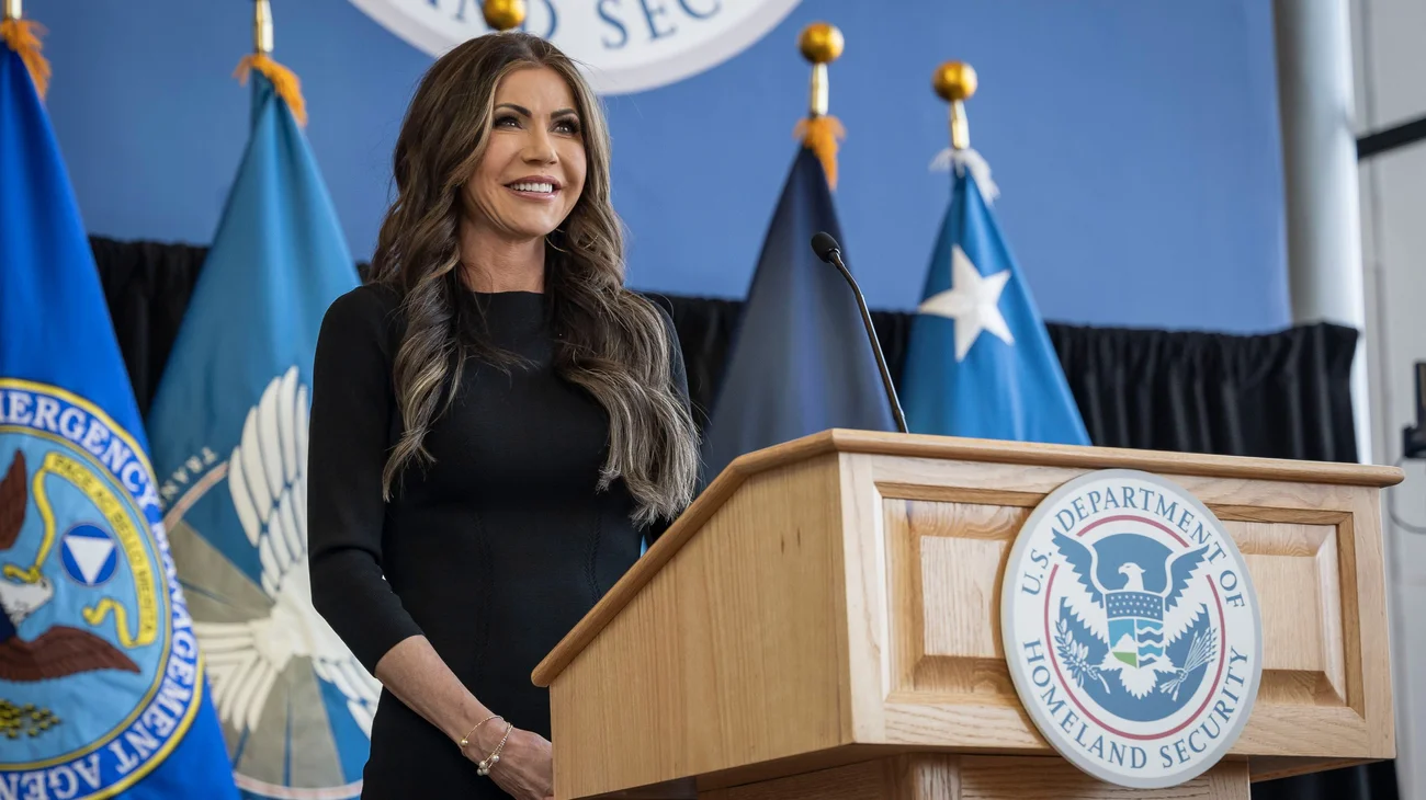 Advierte Secretaria de Seguridad de EUA que 'cazará' a migrantes