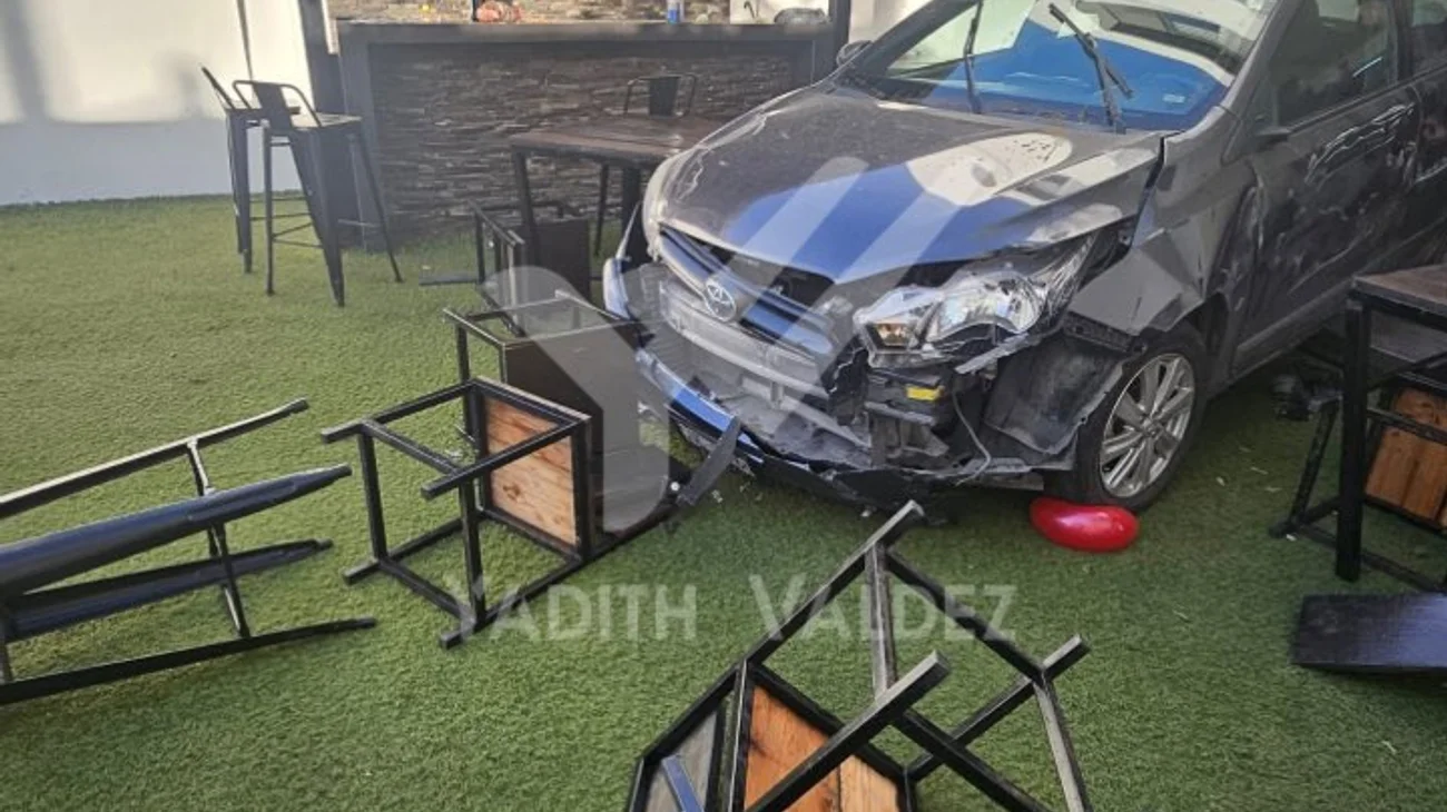 Mujer irrumpe con su auto la casa de ex pareja y causa destrozos