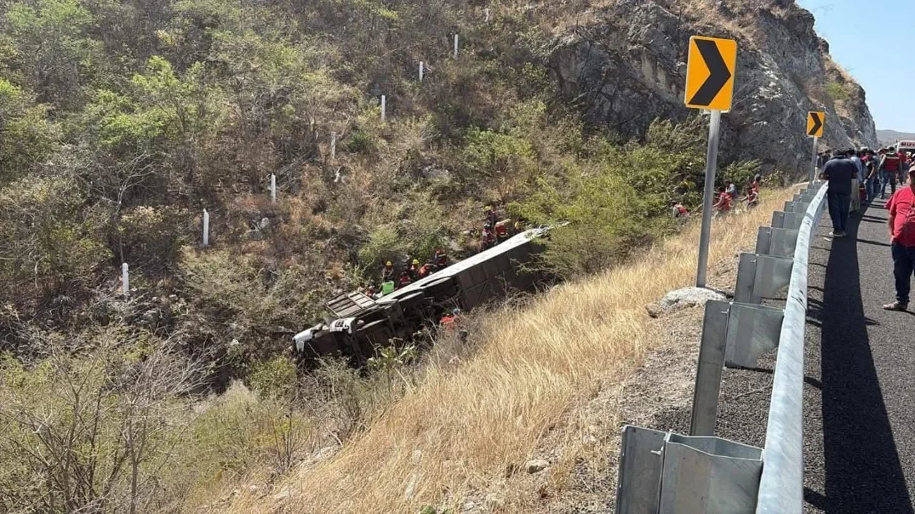 Suben a 18 los muertos del accidente de autobús en Oaxaca