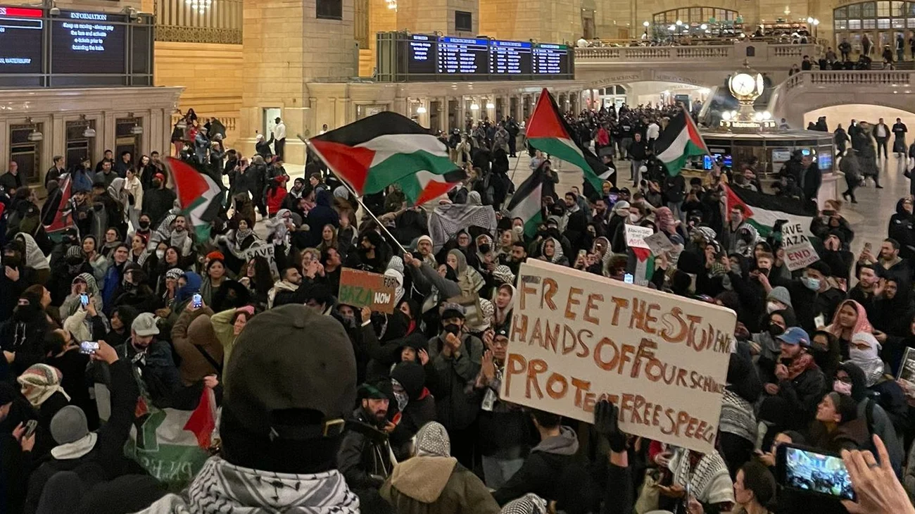 Manifestantes pro Palestina toman la estación Grand Central en NY