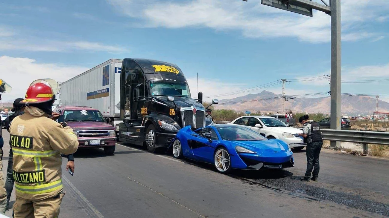 Video: Tráiler embiste un McLaren de $3,700,000 pesos