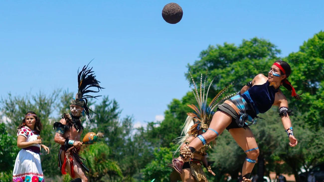 Grupos prehispánicos 'luchan' en el mítico juego de pelota
