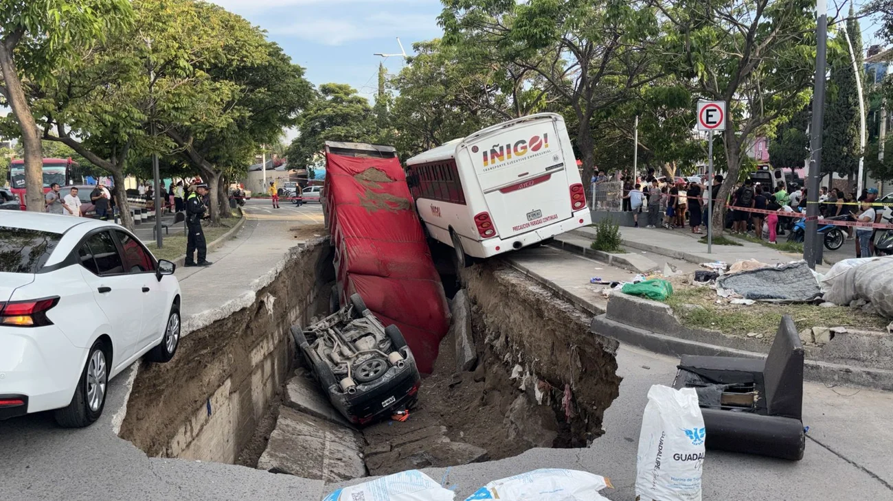 Socavón de tres metros en Guadalajara afecta tres vehículos