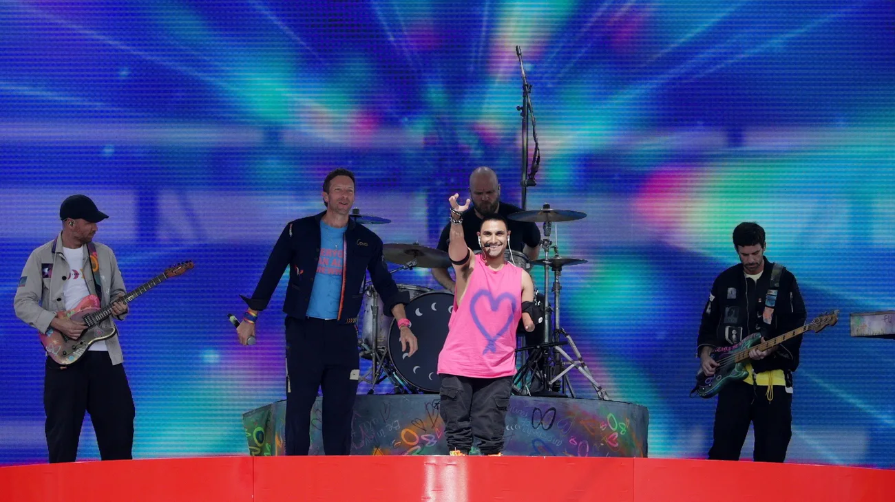 Sorprende Coldplay en show de la final del Mundial