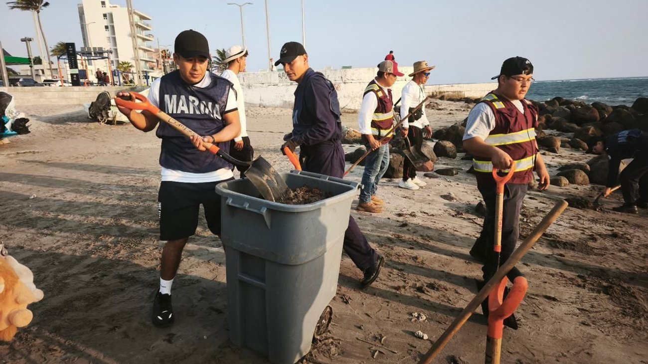Limpian playas de Veracruz y Tabasco por derrame de hidrocarburos
