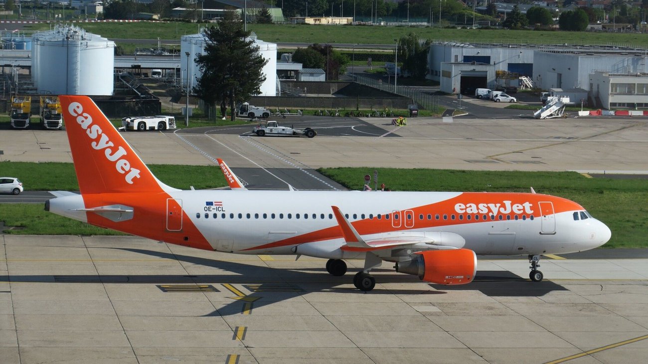 Avión aborta aterrizaje en París por fuegos artificiales de boda