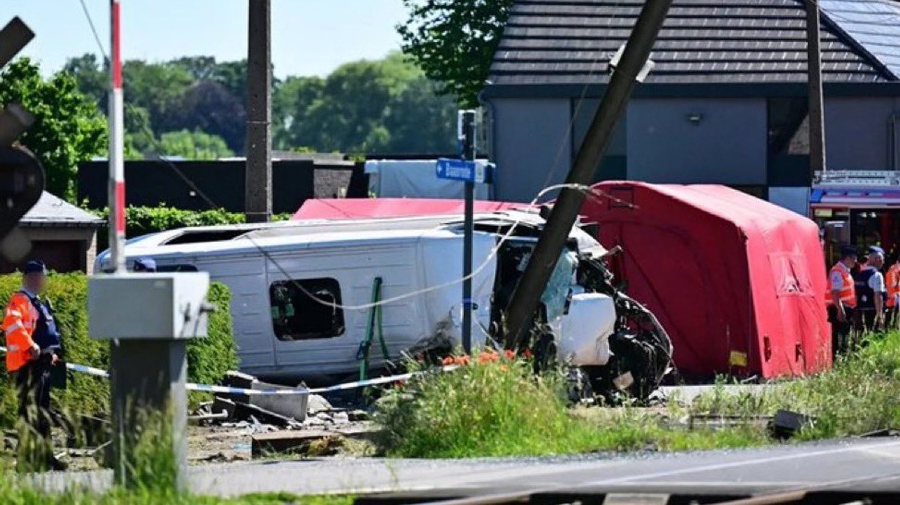Choque de tren y autobús deja 4 muertos en Bélgica