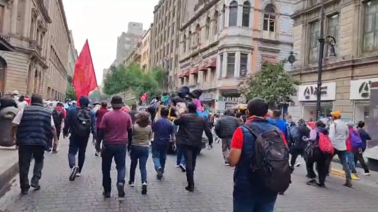 Cierran el Zócalo ante movilización de la CNTE