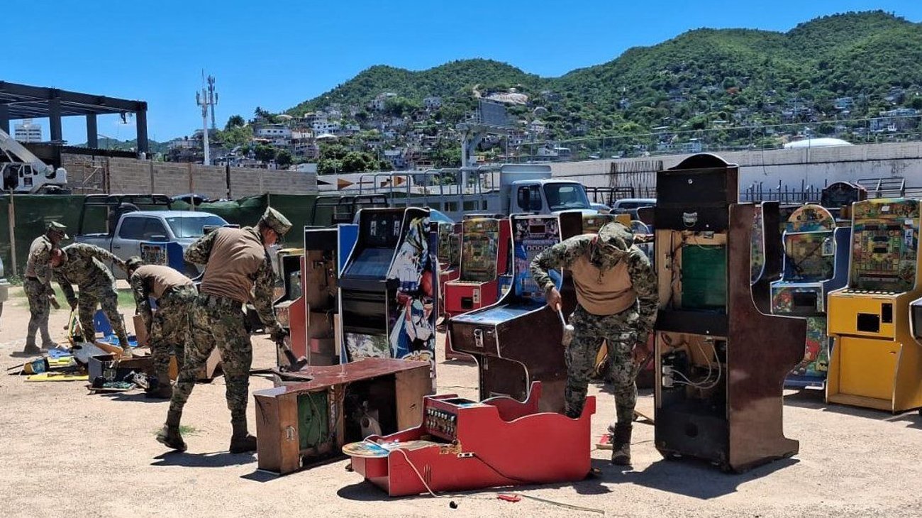 Fiscalía de Guerrero destruye 106 tragamonedas en Acapulco