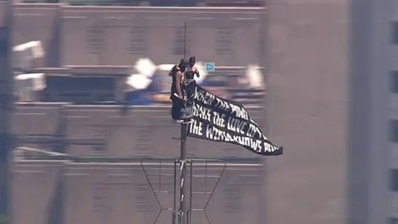 Dos personas suben a la cima del Empire State Building por la paz