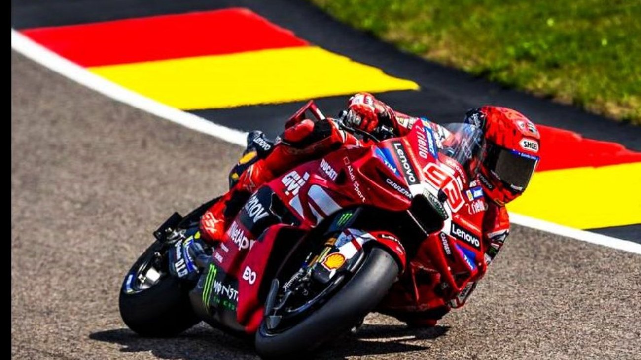 Marc Márquez gana la sprint y se acerca al liderato