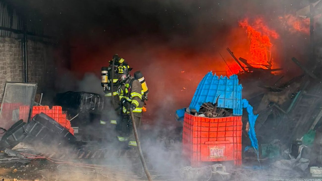 Controlan incendio en fábrica de estopas en Morelia