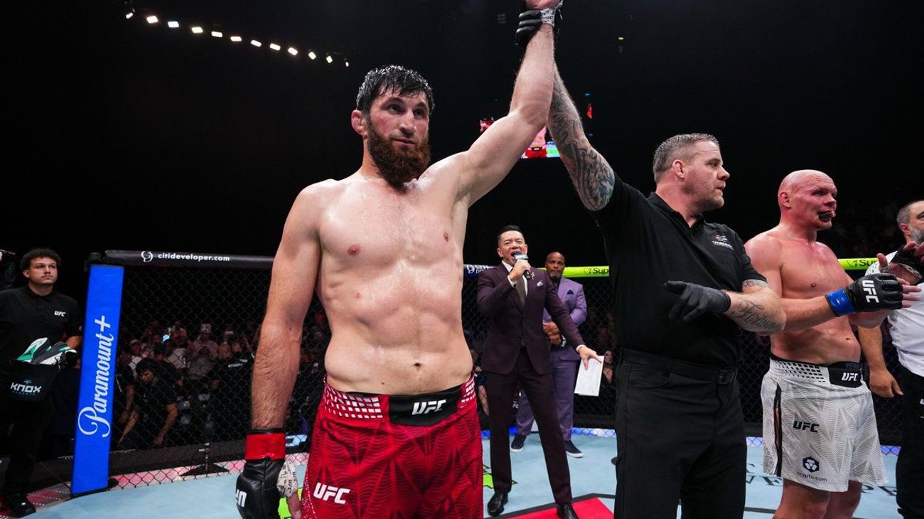 Magomed Ankalaev obtiene victoria y reta trilogia vs Alex Pereira