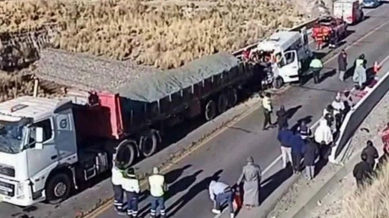 Choque de miniván y tráiler deja 9 muertos en Perú