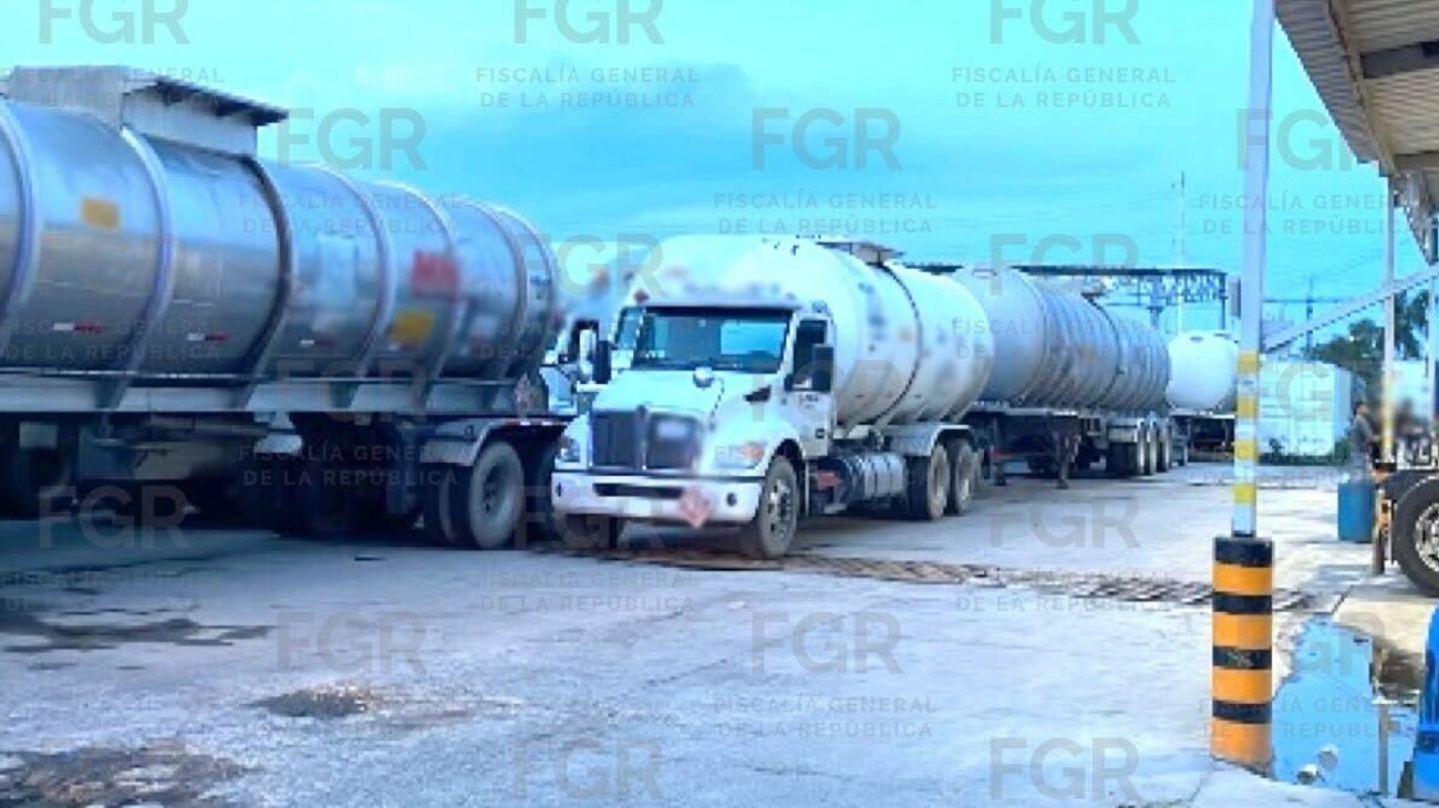 FGR asegura 30 tractocamiones y 21 pipas en Jalisco