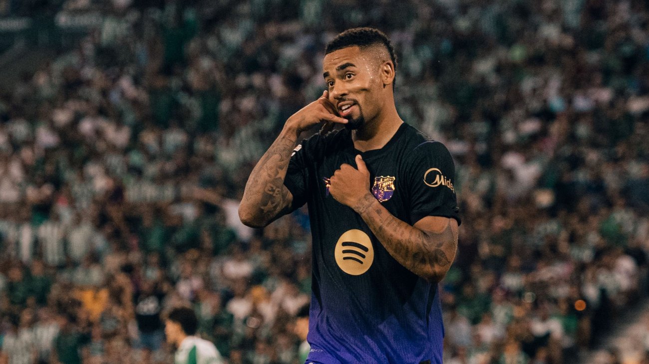 Barcelona golea al Real Betis y mantiene su paso perfecto