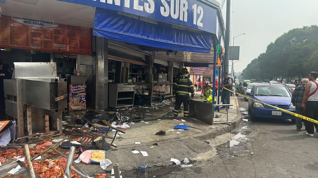 Auto se impacta contra negocio en Coyoacán; muere una mujer