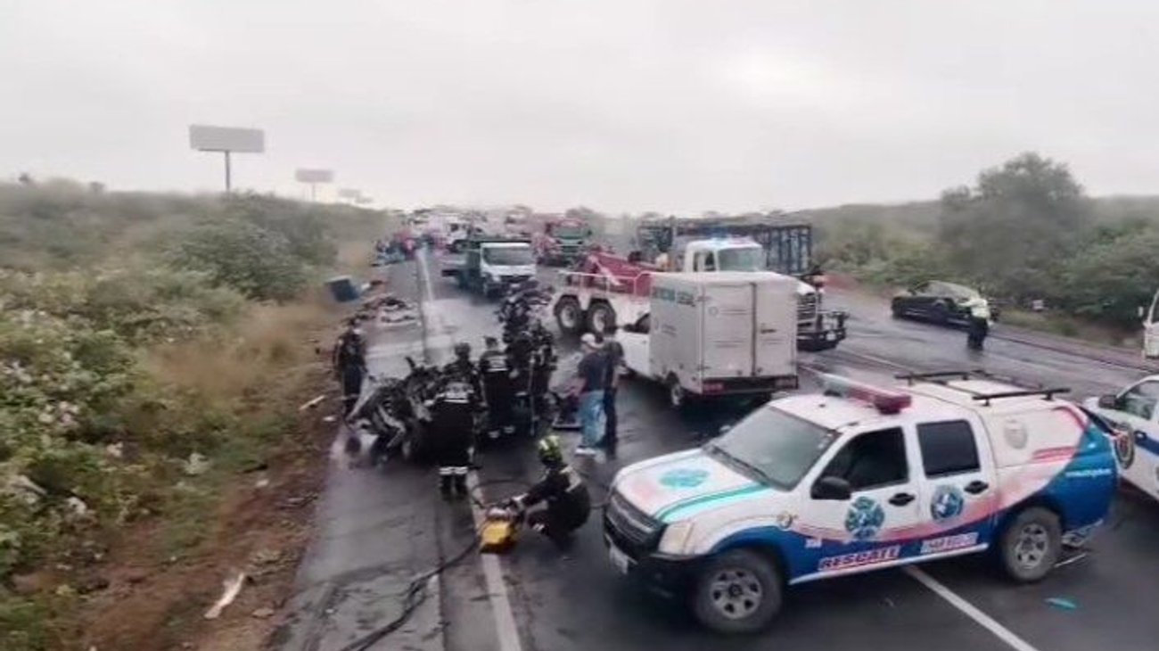Choque de un camión y una furgoneta dejan 12 muertos en Ecuador