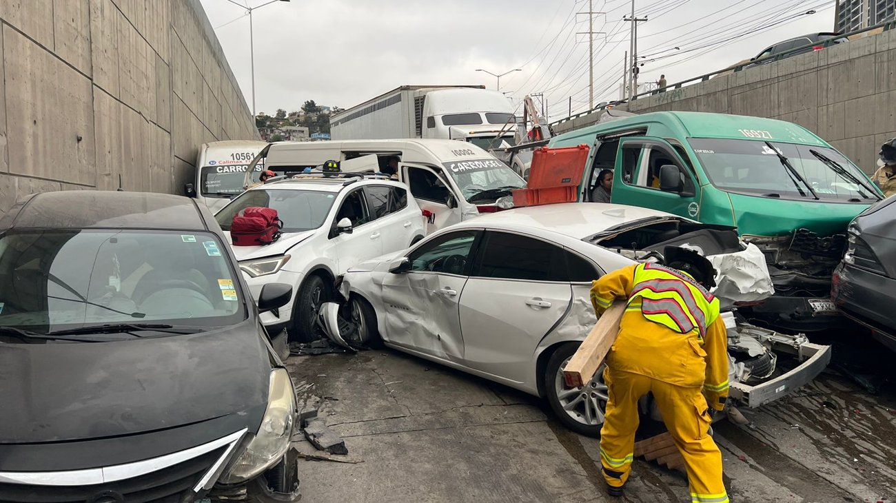 Carambola de tráiler deja 34 vehículos involucrados, en Tijuana
