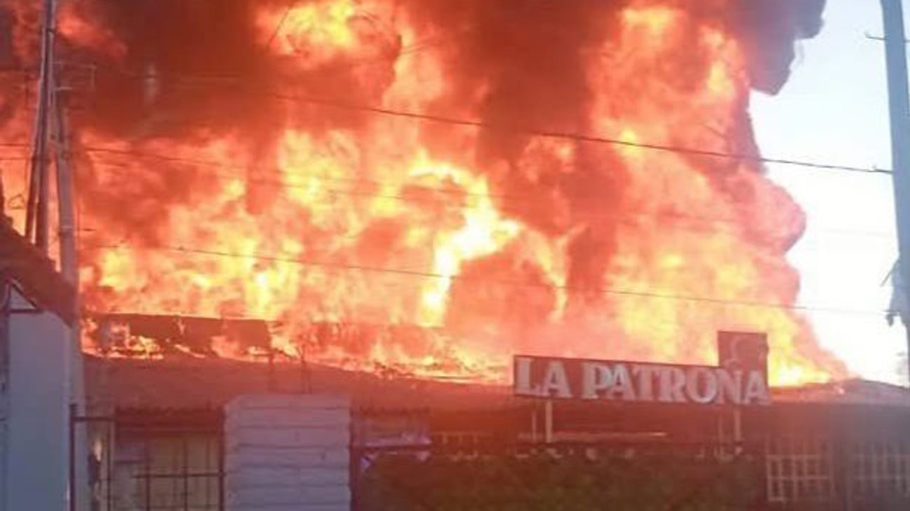 Incendio consume bar en San Juan Teotihuacán, Edomex
