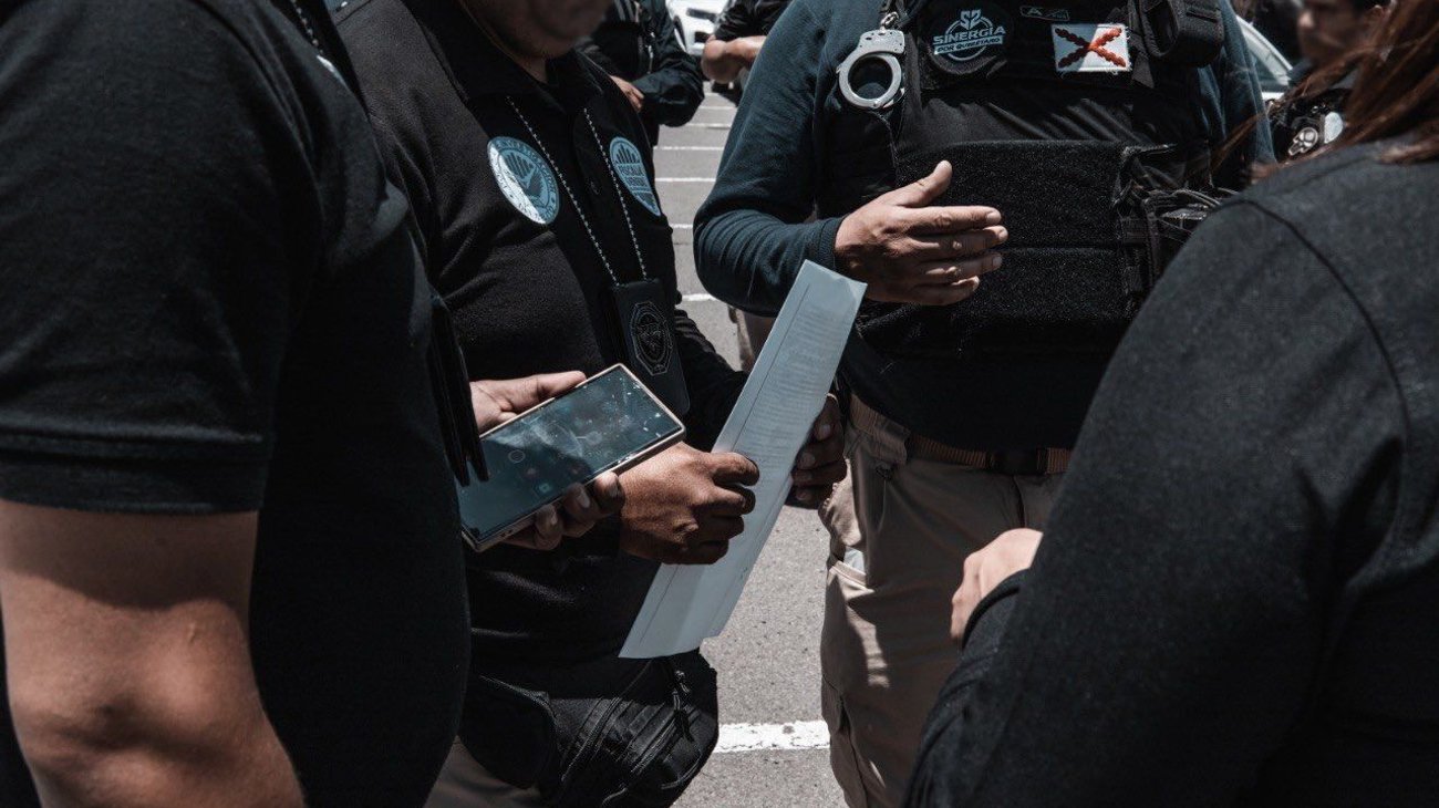 Dos detenidos tras cateos por narcóticos y efectivo en Querétaro