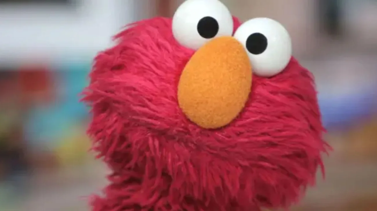 Hackean red social de Elmo y publica mensajes racistas