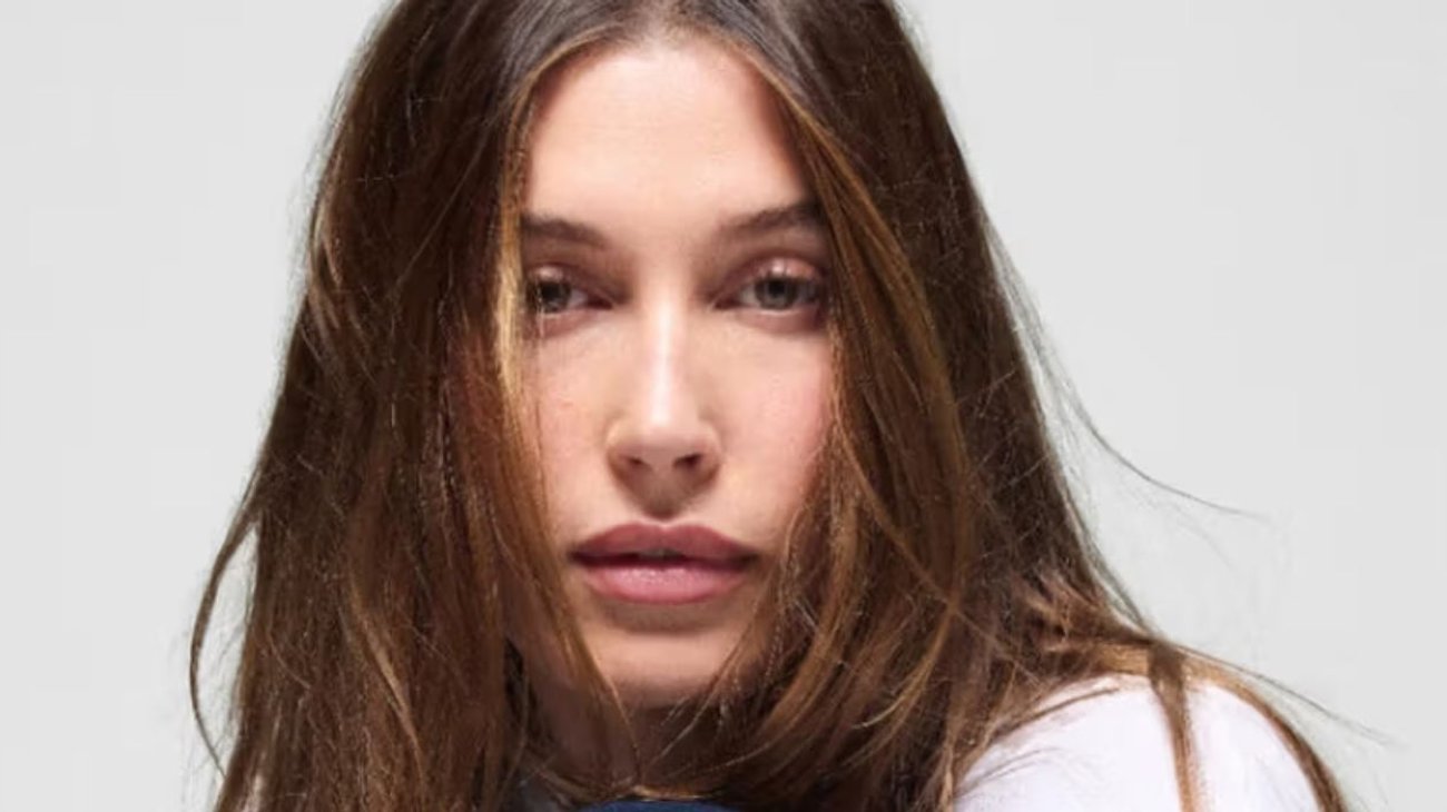 Hailey Bieber lanza colección de jeans inspirado en los 90's