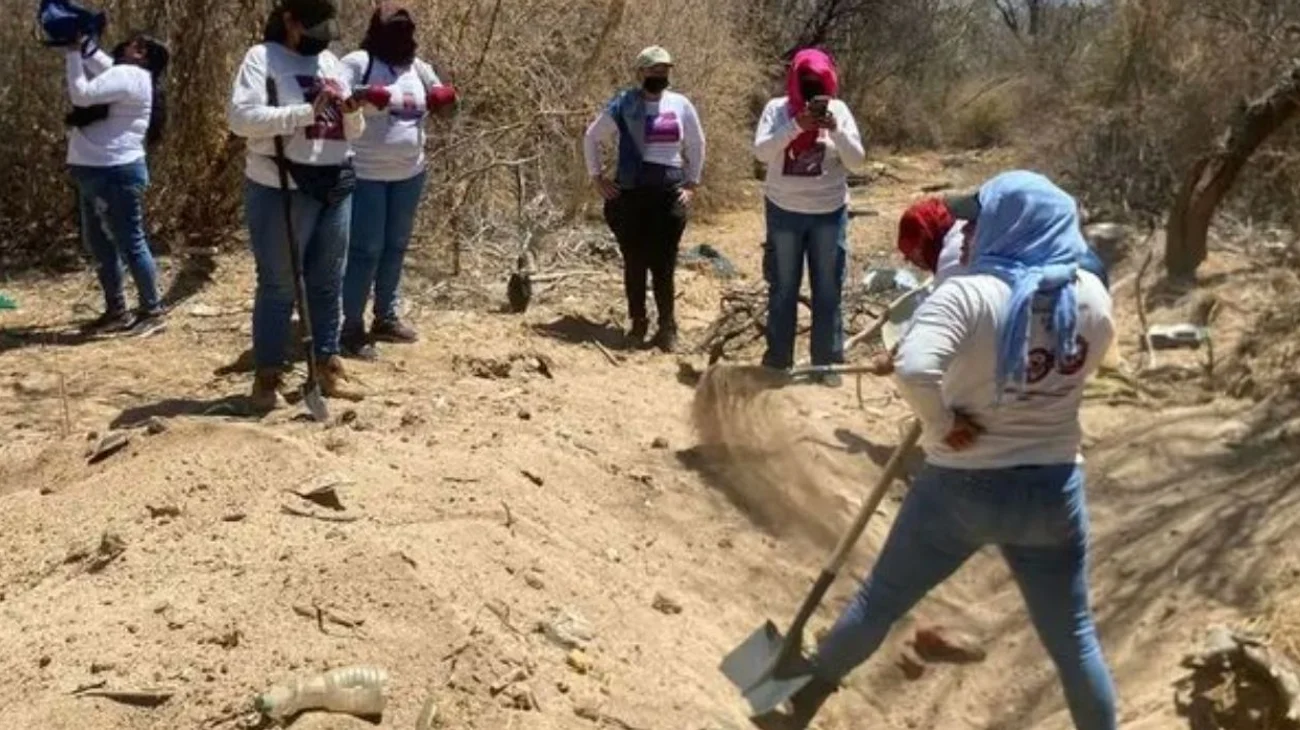 Hallan fosas con restos humanos y 200 prendas en Sonora
