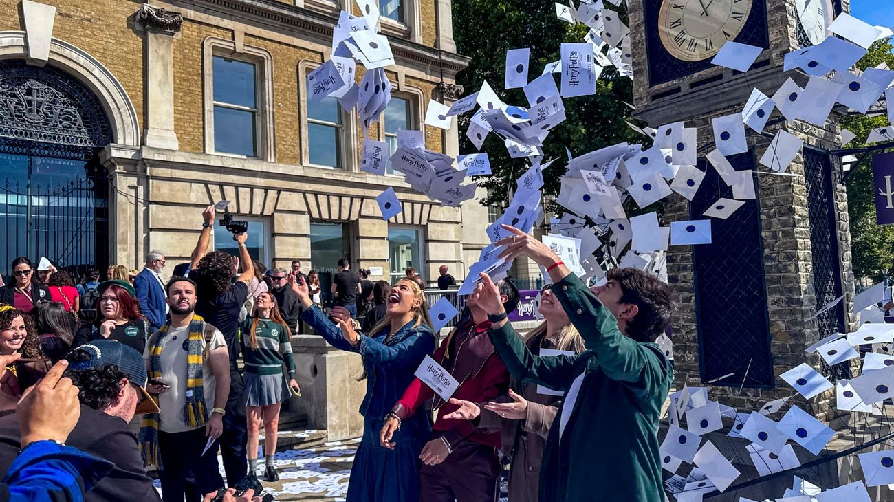 Fans de Harry Potter celebran en Londres el regreso a Hogwarts
