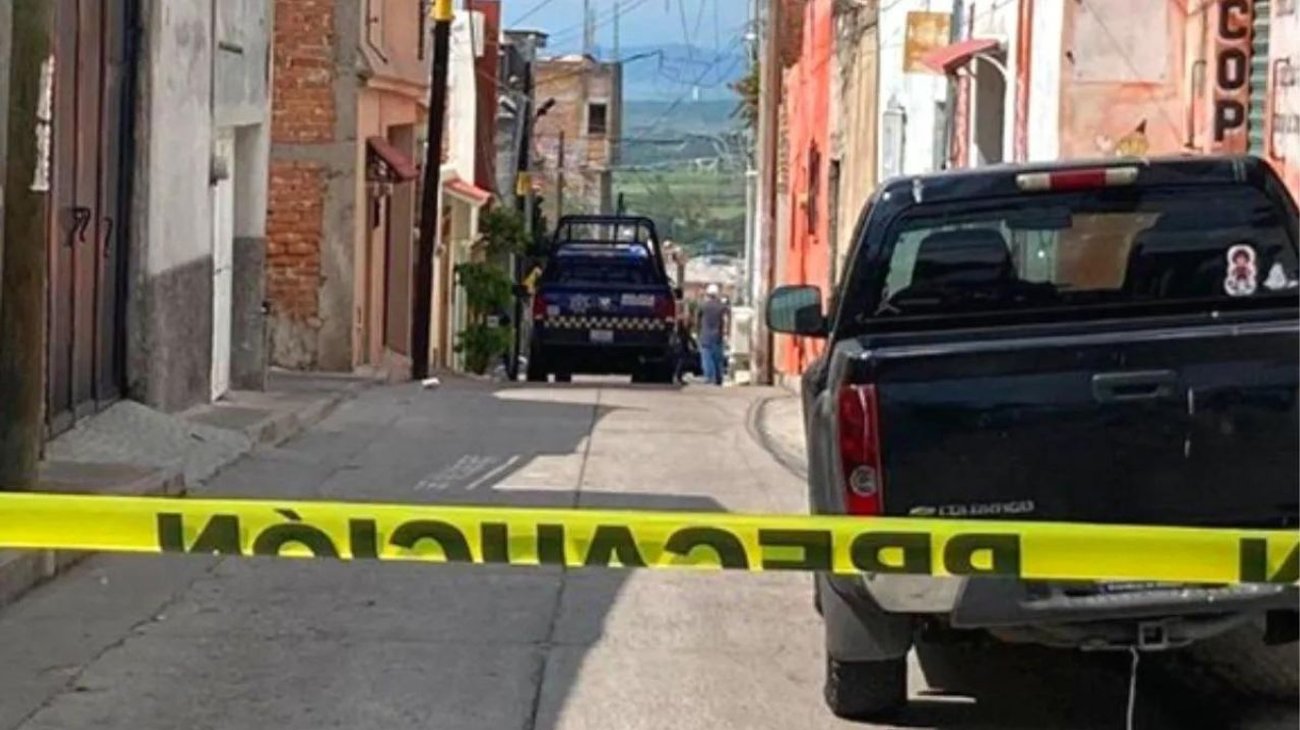 Hombre intoxicado acuchilla a esposa e hija en altercado