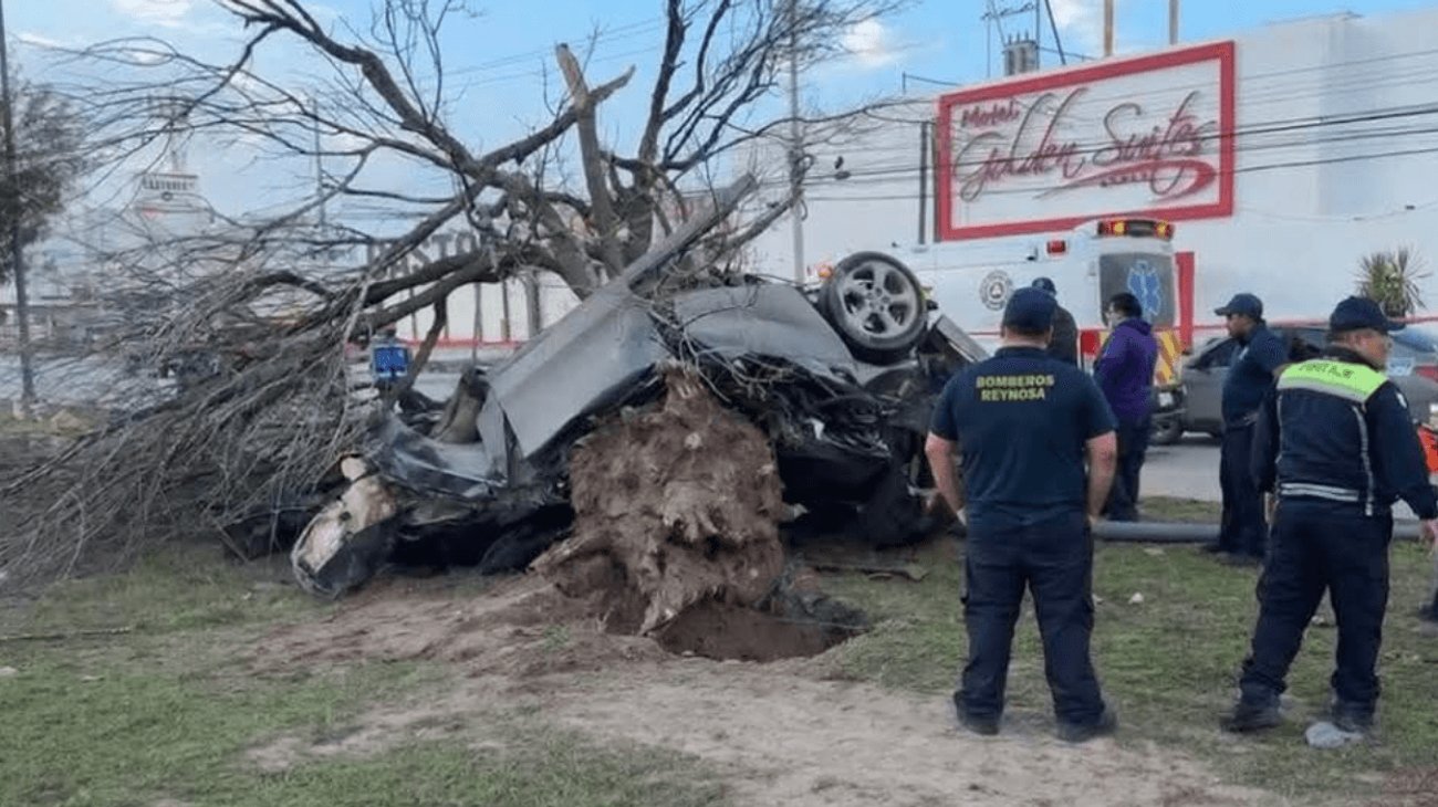 Hombre muere prensado tras impactarse contra árbol en Reynosa