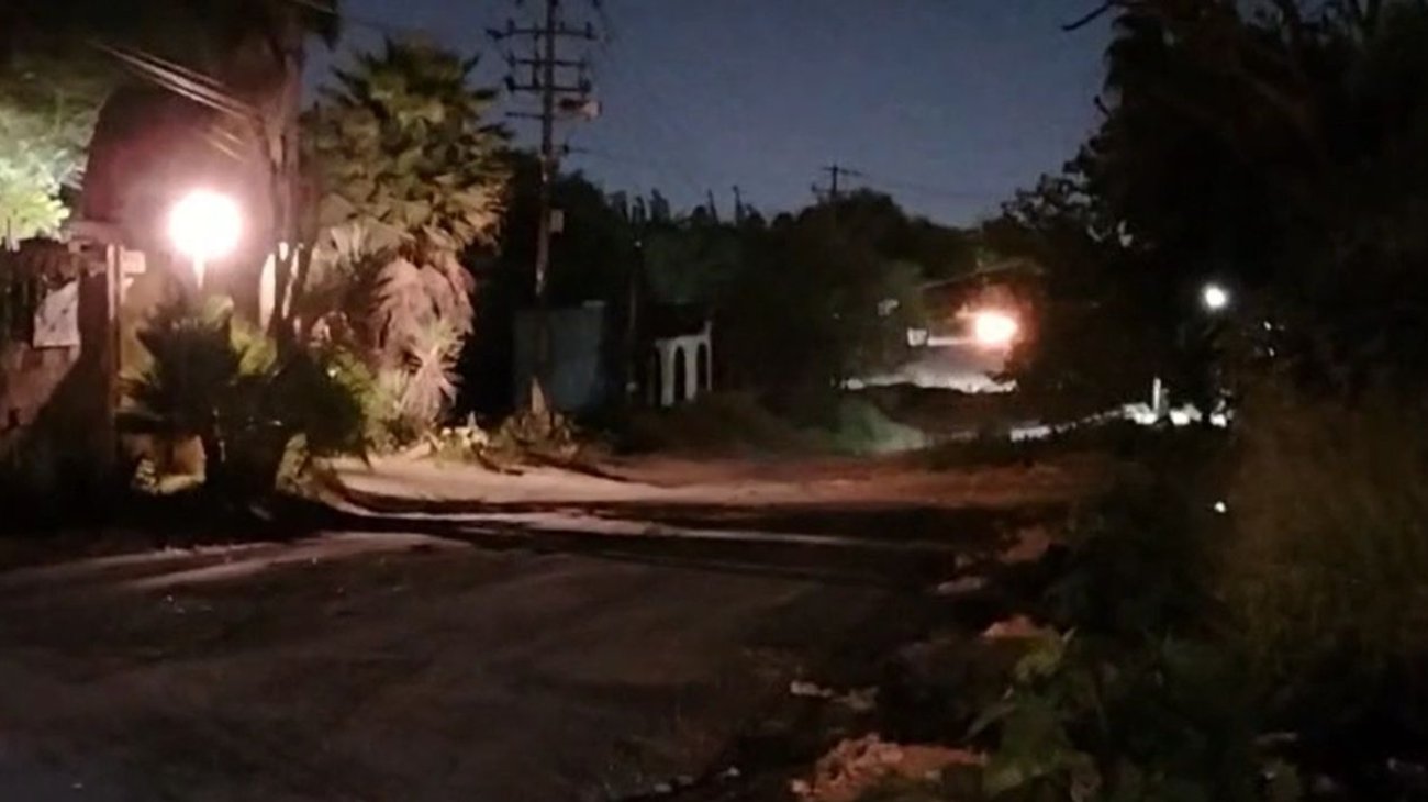 Hombres armados amagan a familia, le roban camioneta y dinero