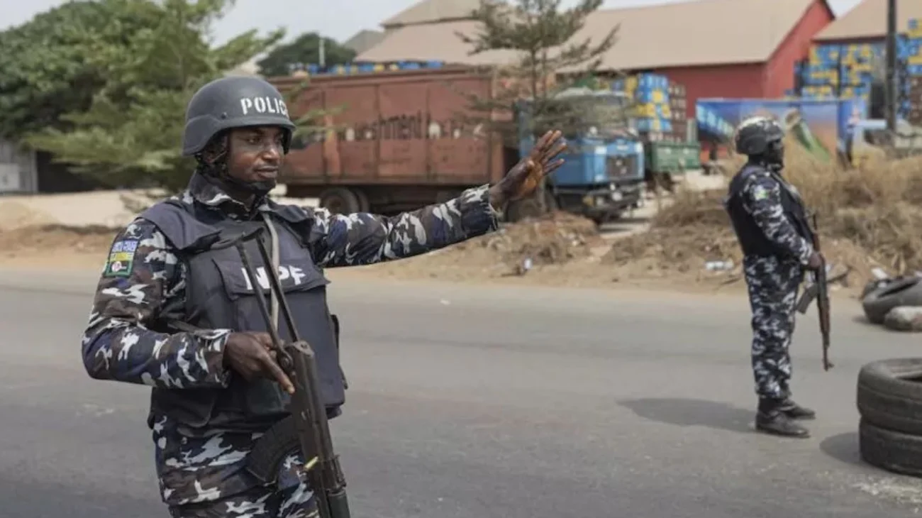 Hombres armados matan a 10 personas y secuestran a 60 en Nigeria