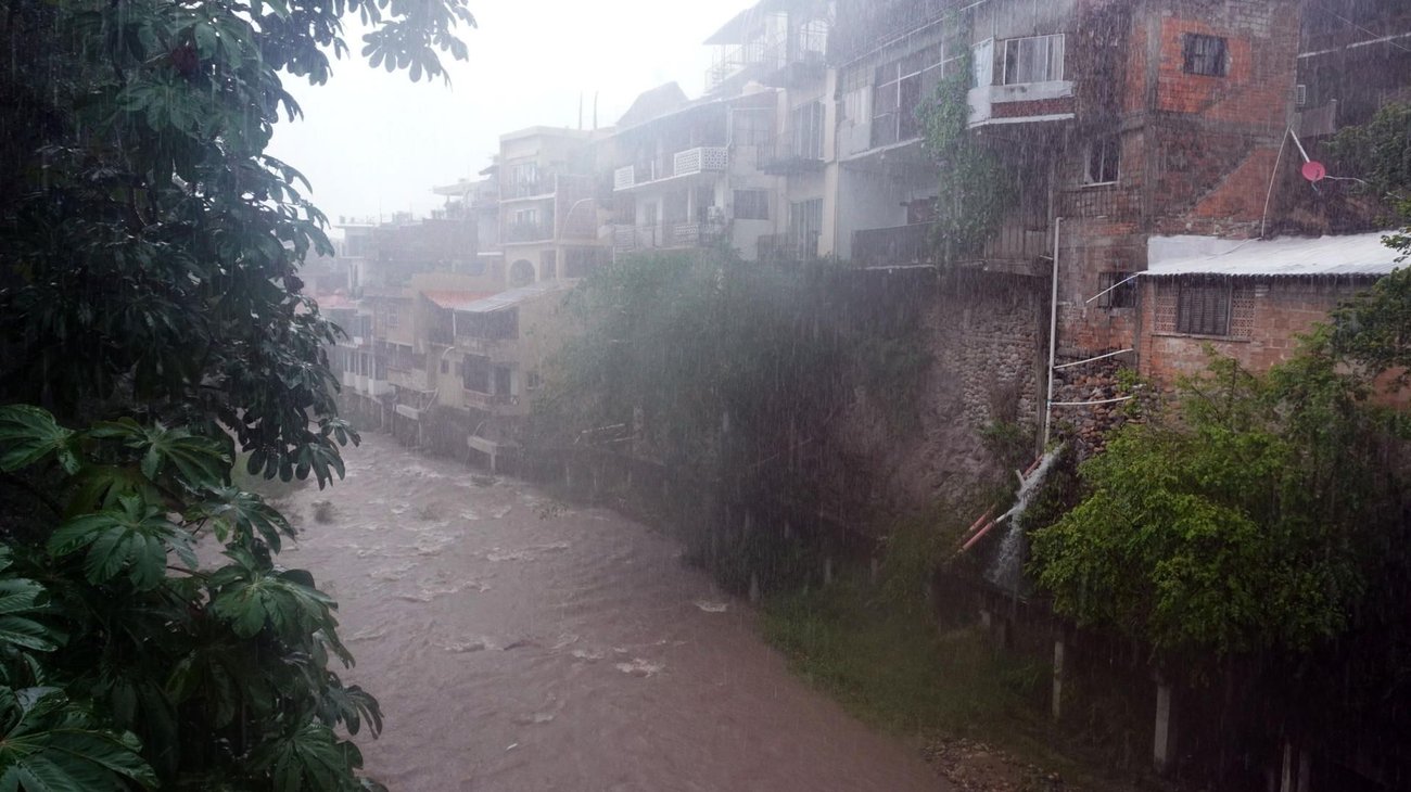Trudy sube a categoría 2 y provoca lluvias en tres estados