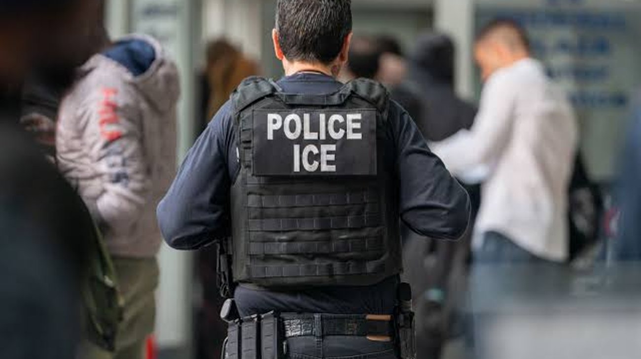 Nueva York prohíbe cooperación de policías locales con ICE