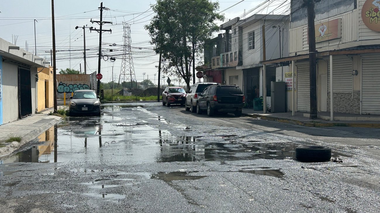 Aguas negras invaden vivienda de vecino en San Nicolás