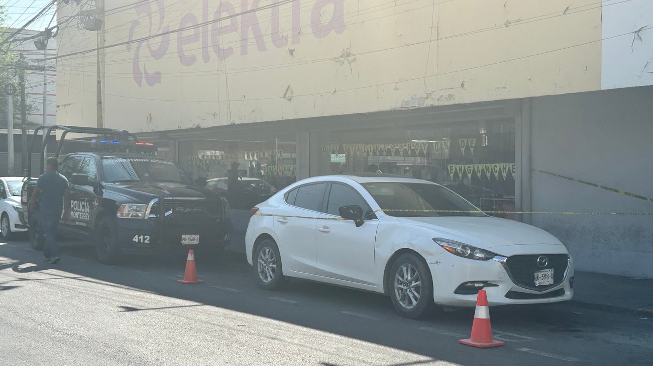 Detienen a pareja en el centro por circular en auto robado