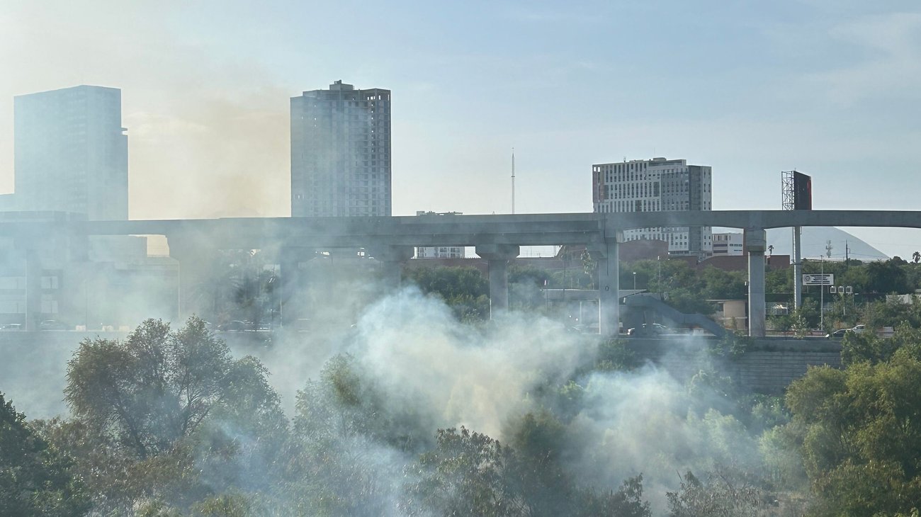 Incendio consume vegetación en el río Santa Catarina