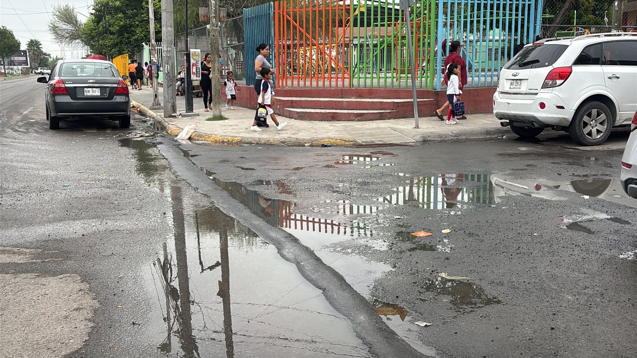 Poniente de Escobedo enfrenta crisis por fugas de aguas negras