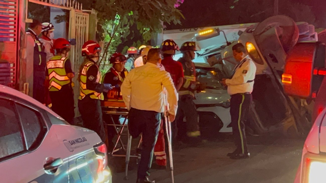 Muere conductor tras volcar tráiler sobre Avenida Los Ángeles