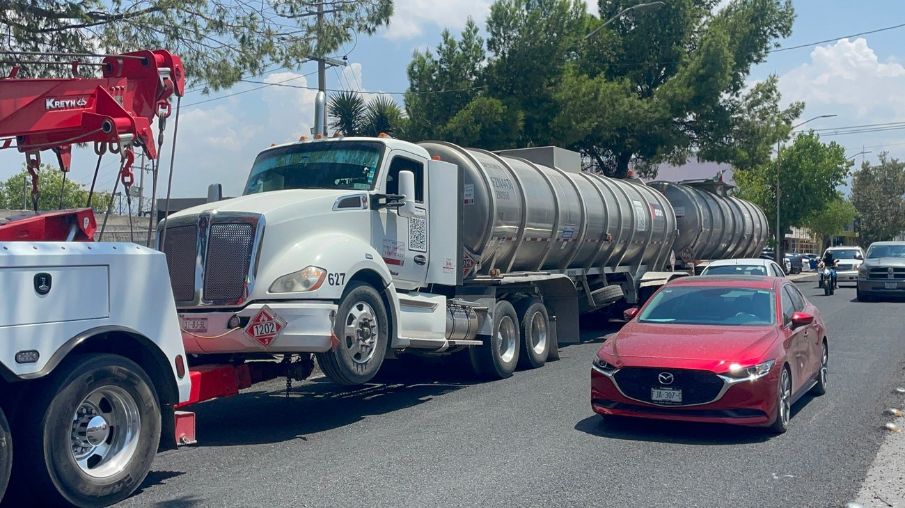Hallan pipa con 67 mil litros de combustible en Saltillo