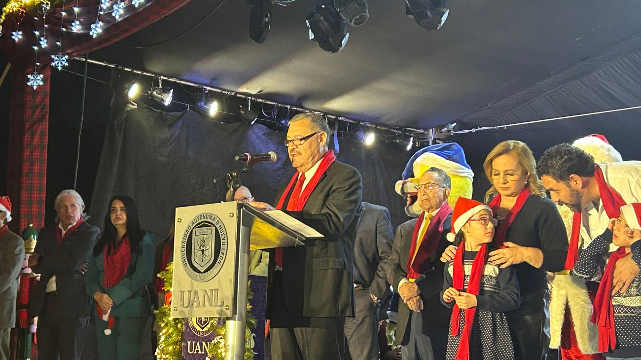 Arranca Navidad en la UANL con el tradicional encendido del pino