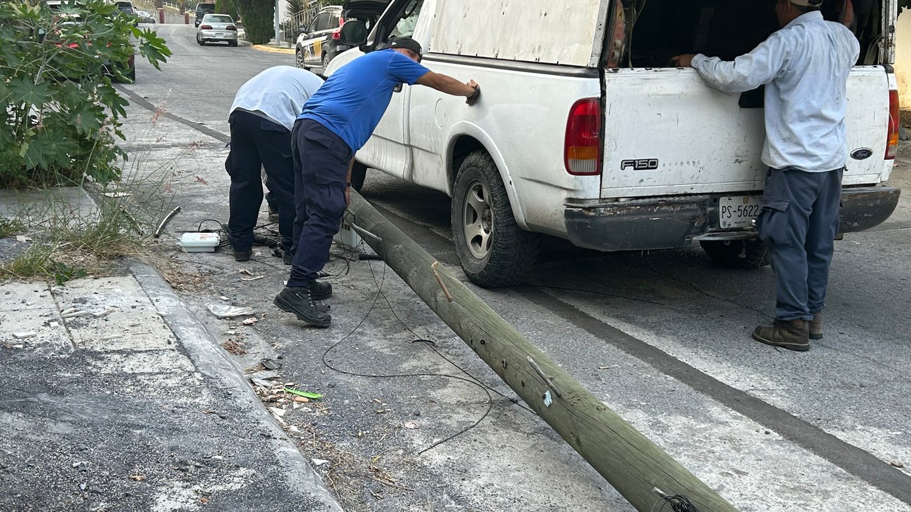 Cae poste de telefonía en Las Brisas; no reportan daños