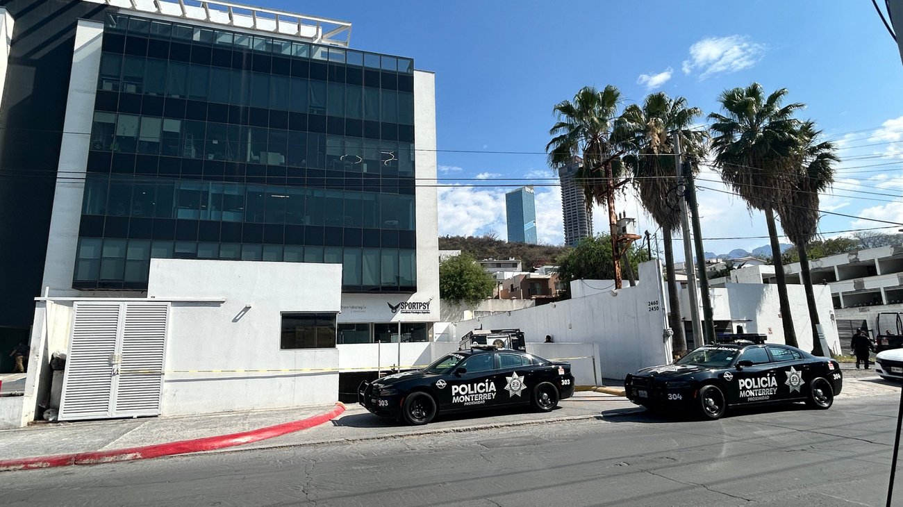 Investigan muerte de hombre en estacionamiento 