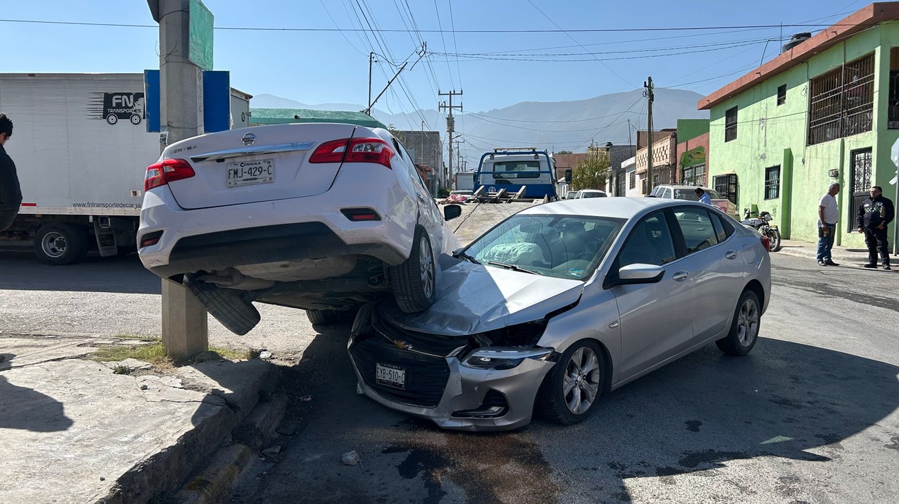 Choque entre dos vehículos deja a adulta mayor herida