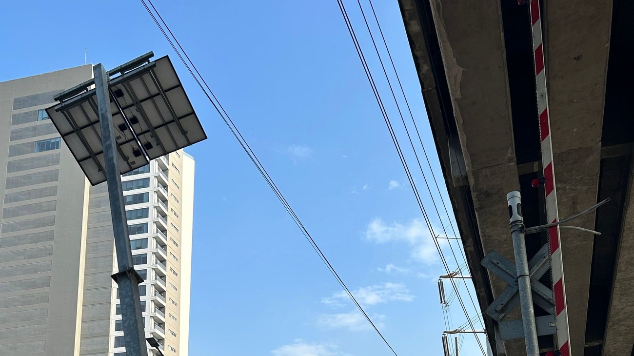 Piden reparación de poste a punto de caer en Blvrd. Díaz Ordaz