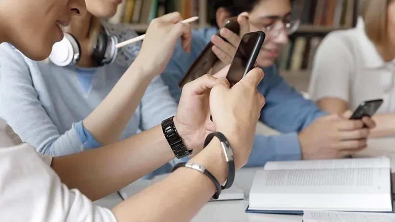 Escuelas regularán el uso de los celulares en las aulas